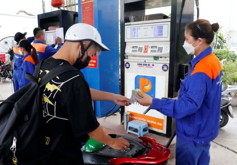 Petrol prices fall but savings not passed on to goods